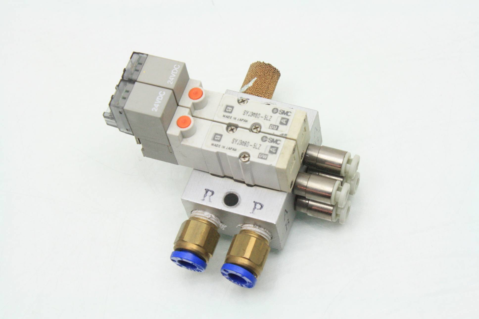 SMC Pneumatic Manifold Valve with (Qty 2) SYJ31805LZ Solenoid Valves