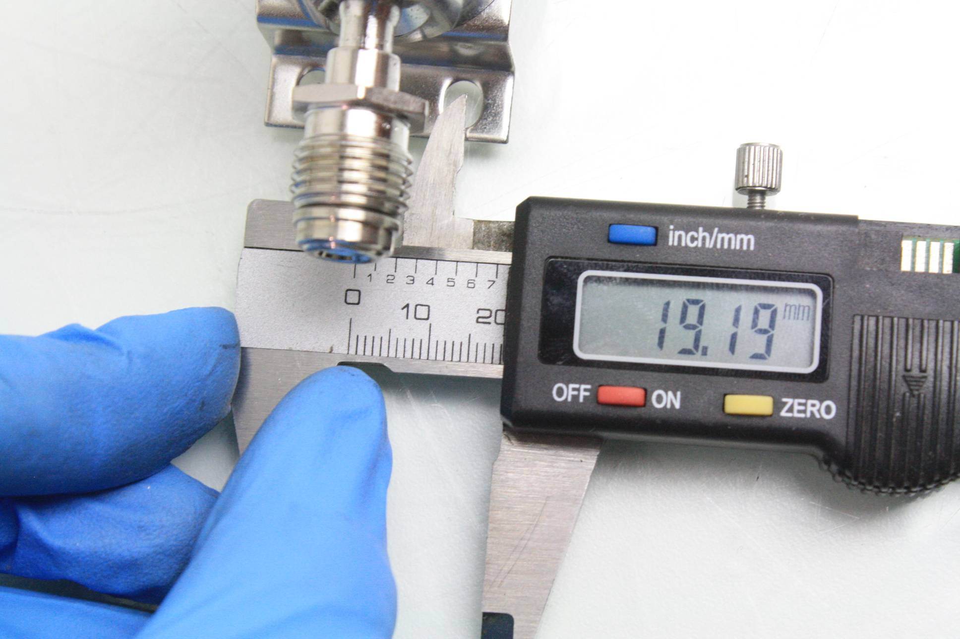 2 Swagelok High Precision Micrometer Metering Valves 1/4" VCR Fittings