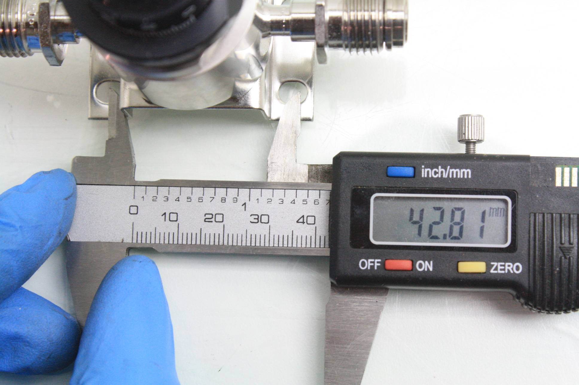 2 Swagelok High Precision Micrometer Metering Valves 1/4" VCR Fittings