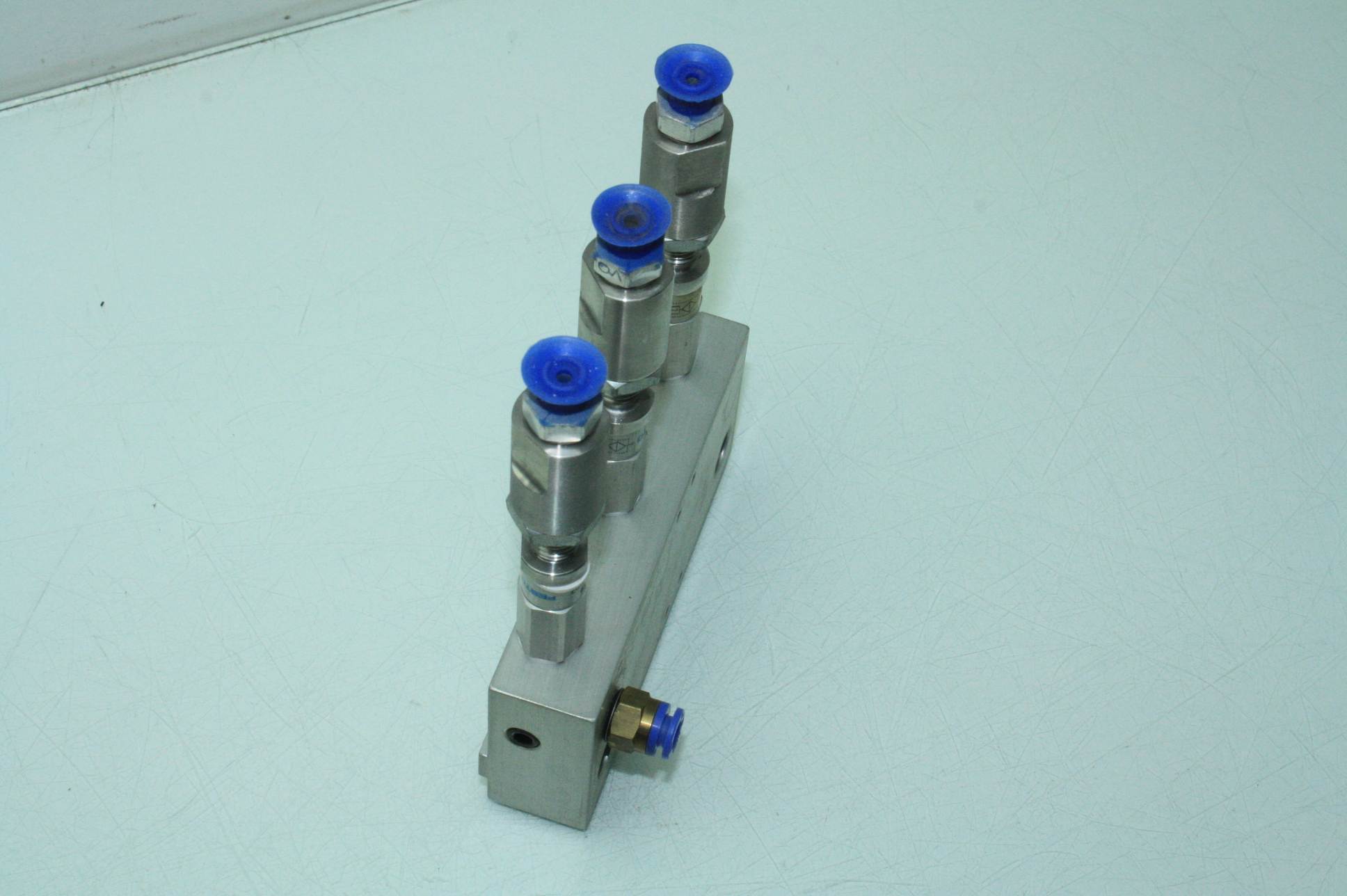 3 Festo Vacuum Efficiency Valve ISV1/8 Manifold with Three Suction