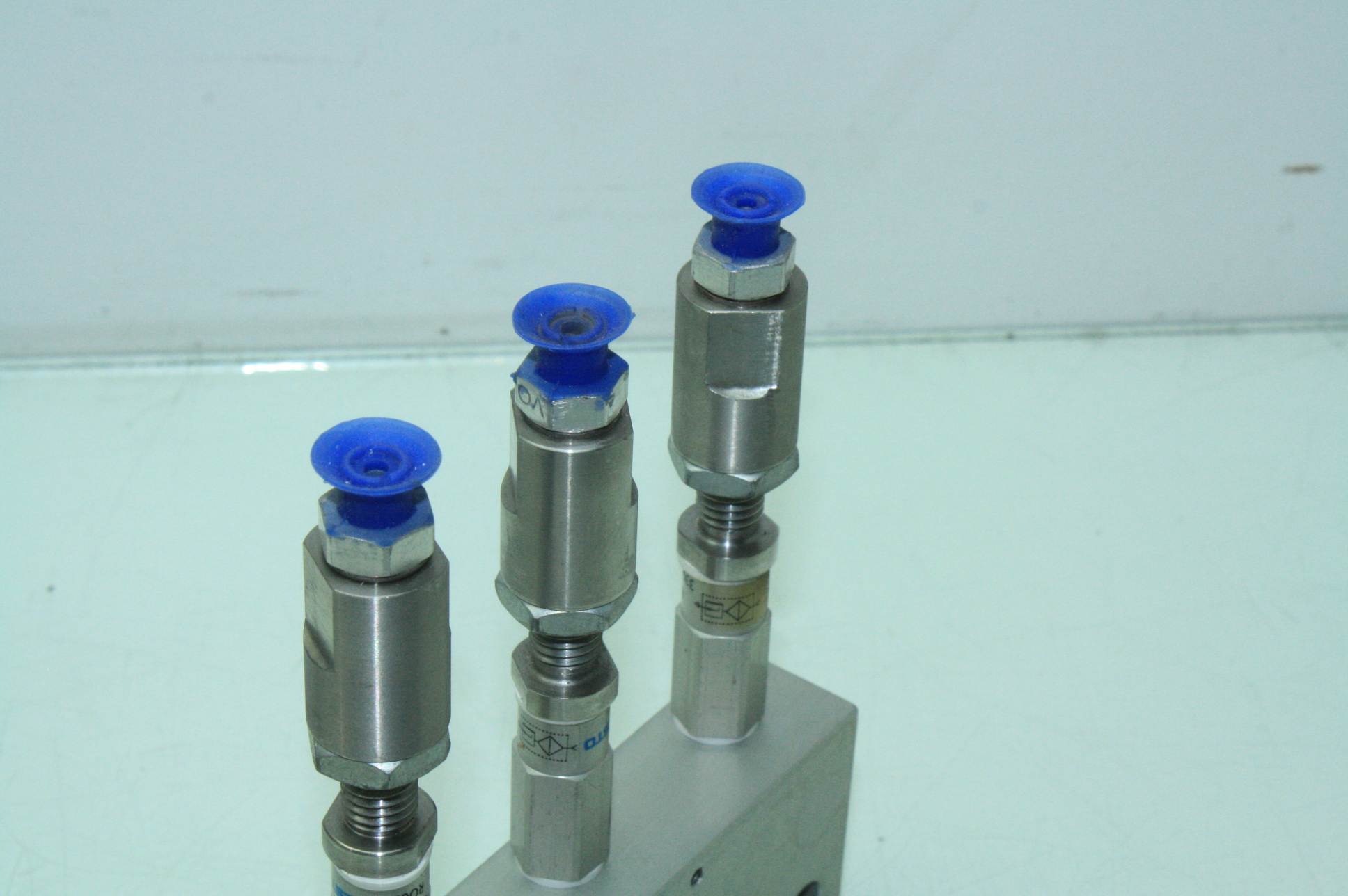 3 Festo Vacuum Efficiency Valve ISV1/8 Manifold with Three Suction