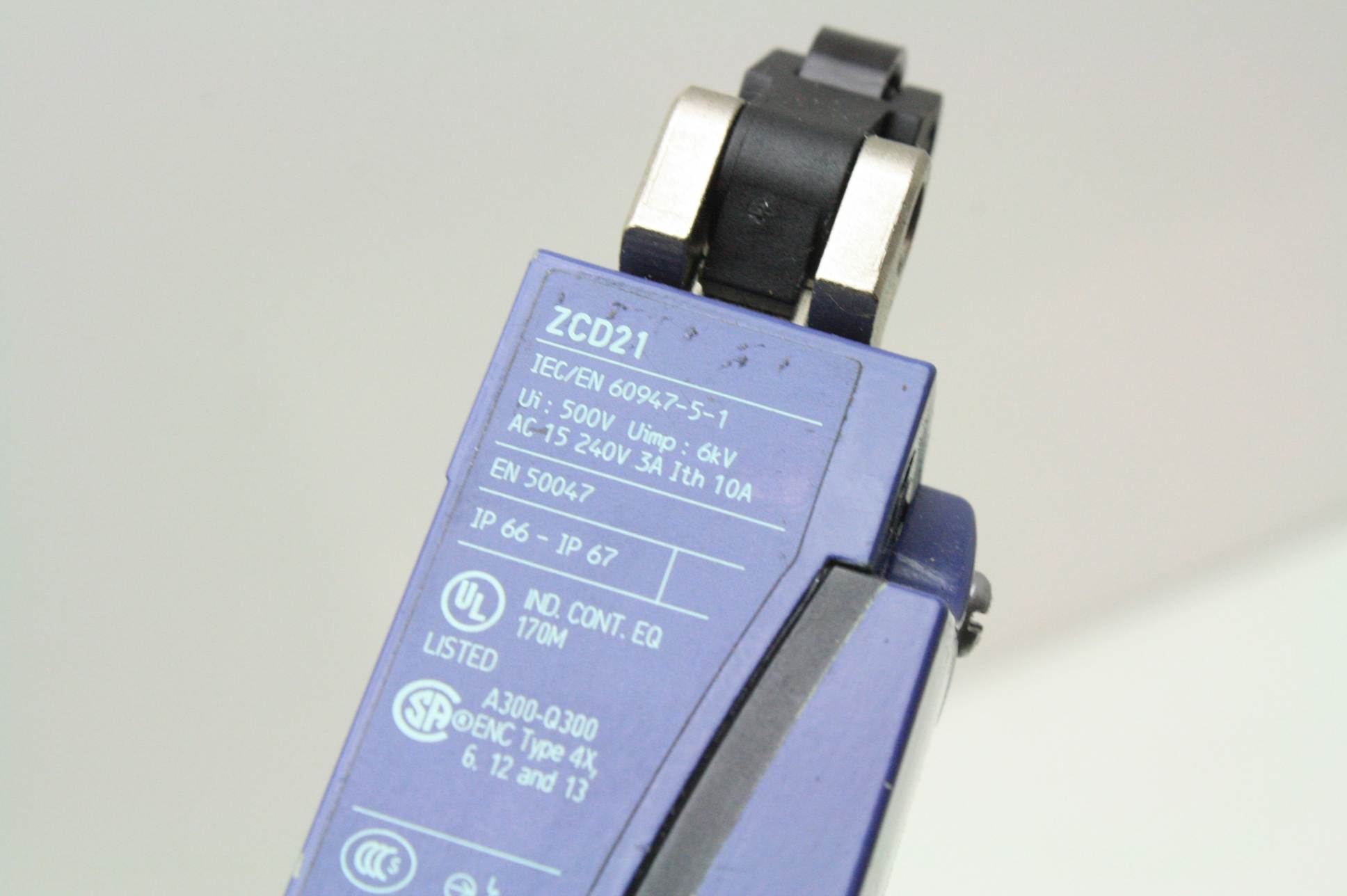 2 Telemecanique Osiswitch ZCD21 Snap Action Roller Limit Switches eBay